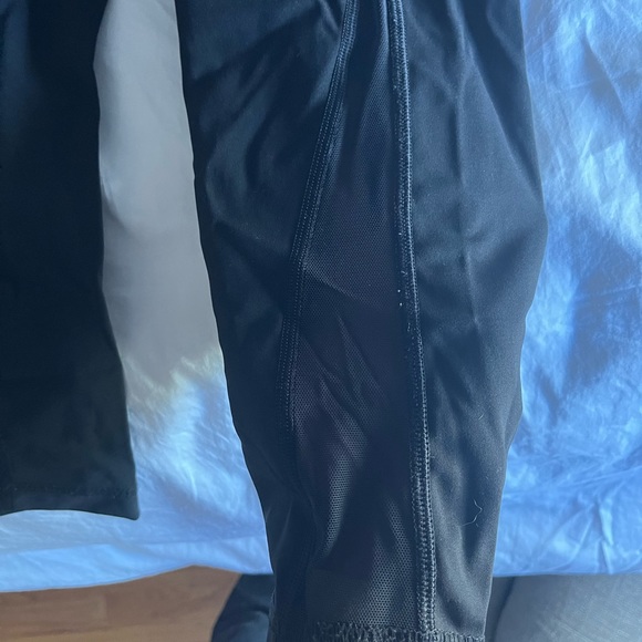 Lululemon Crops size 6 Luxtreme, Mesh 19” inseam - Picture 5 of 5
